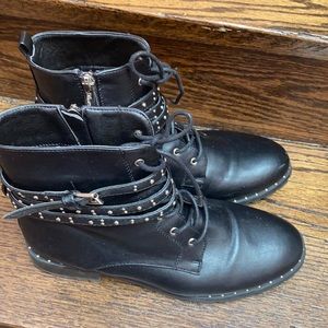 Black wanted stud boots